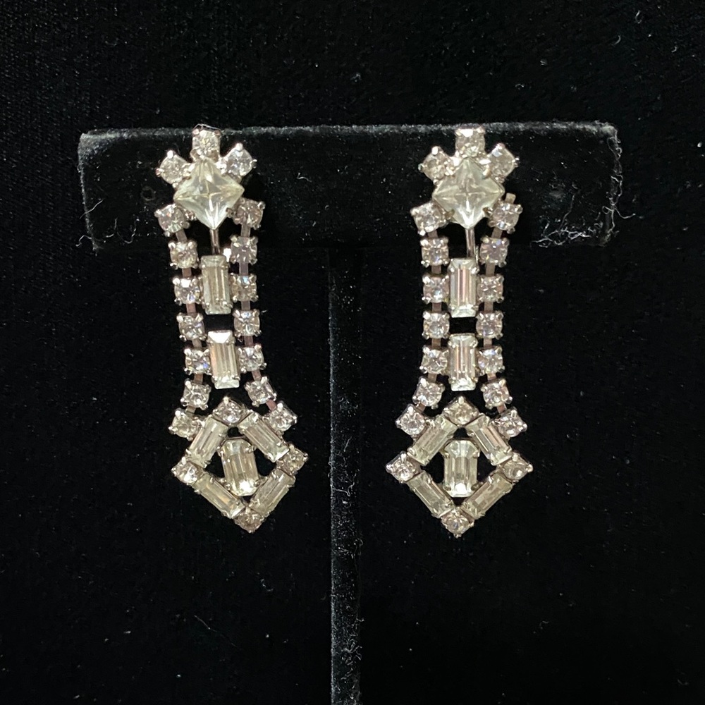 Elegant vintage 1950’s rhinestone silver screw back  Drop Earrings